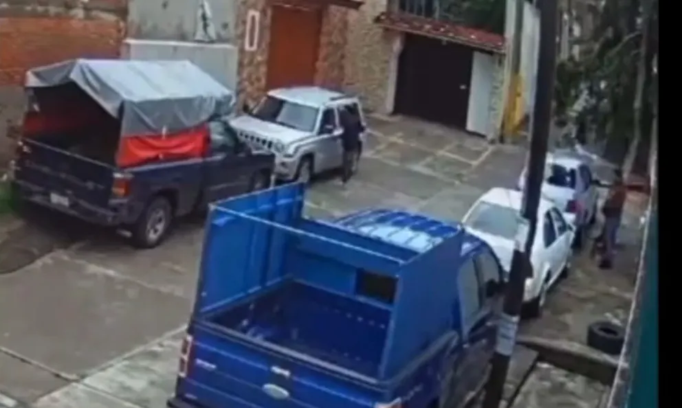 Intentan secuestrar a comerciante en el Mercado Xonaca y le disparan al huir
