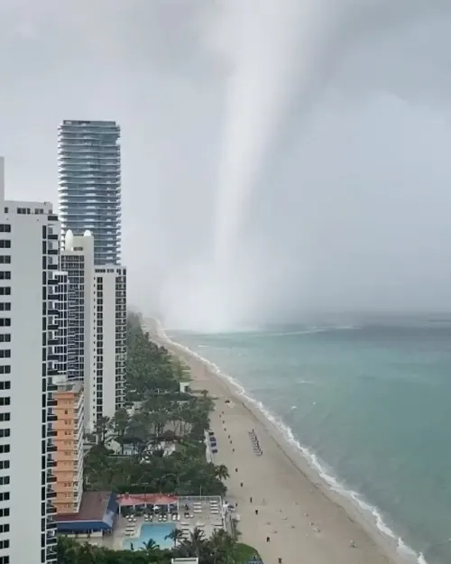 Impresionante tromba marina se acerca a la playa en Miami-Dade
