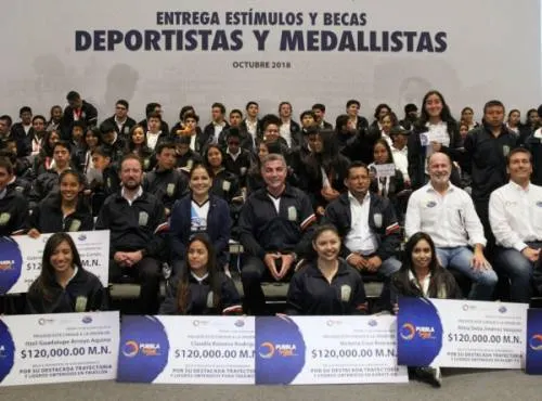 Tony Gali galardona a jóvenes deportistas y medallistas