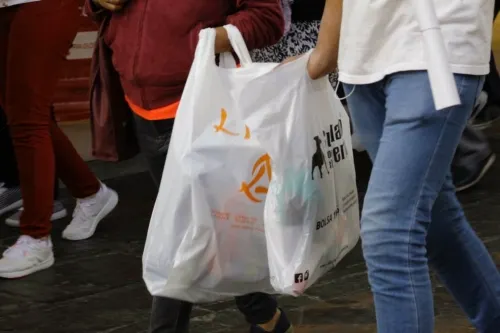 Sanciones para quienes usen bolsas de plástico, unicel y popotes están suspendidas