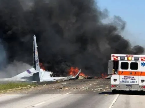 Choca avión de carga en carretera de EU; al menos 2 muertos