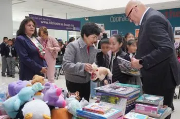 Rectora de la BUAP participa en la campaña “Regala una sonrisa”