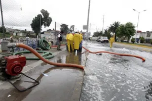 Conagua envía bomba de agua para facilitar labores en Puente Negro