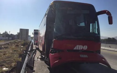 Choque entre una camioneta y un autobús ADO deja cuantiosos daños en la autopista Puebla-Orizaba