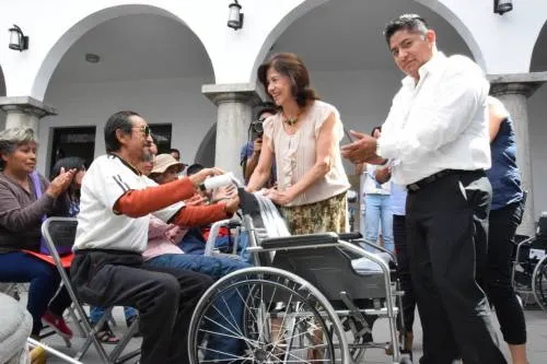 Entrega presidenta de San Pedro Cholula aparatos ortopédicos y apoyos económicos