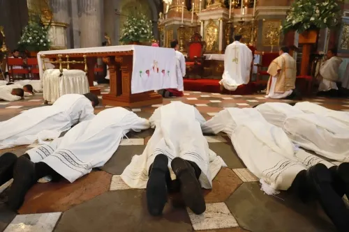 Arzobispo Víctor Sánchez Espinosa ordena a un sacerdote y a once diáconos