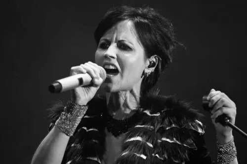 Revelan trágica causa de muerte de Dolores O Riordan de “The Cranberries”