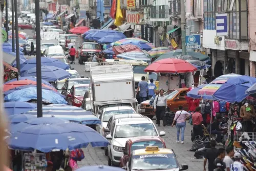 Ambulantes se apoderan de la zona de papelerías en el CH