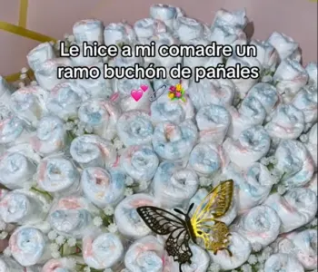 Mujer regala ramo buchón de pañales a su comadre 
