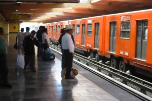 Destruyen envases de lácteos caducados que vendían en el Metro