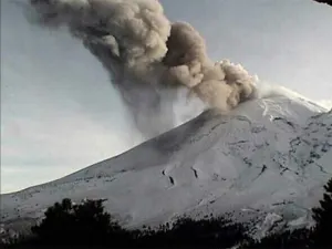Lanza Popocatépetl columna de 3.5 kilómetros