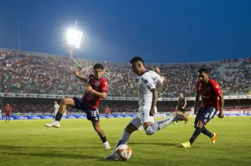 Pelea entre porras de Pumas y Veracruz deja heridos