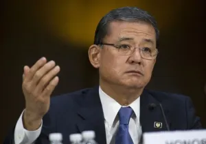 Por escándalos, renuncia secretario de Asuntos de Veteranos de EEUU