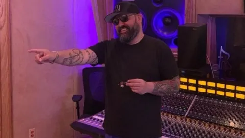 Vocalista de Intocable recibe segunda dosis de la vacuna