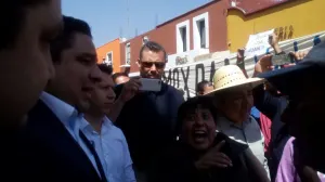 VIDEO: Habitantes de Santiago Momoxpan califican a Espinosa de “ratero” y “mentiroso”