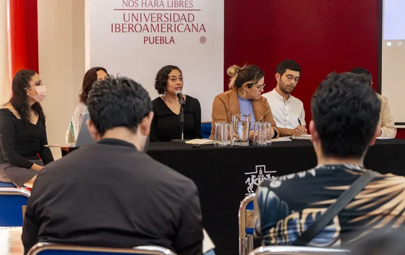 Panel con periodistas Ibero Puebla