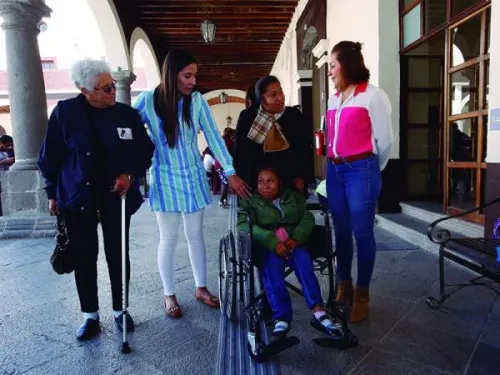Con entrega de sillas de ruedas, apoya SEDIF a ciudadanos