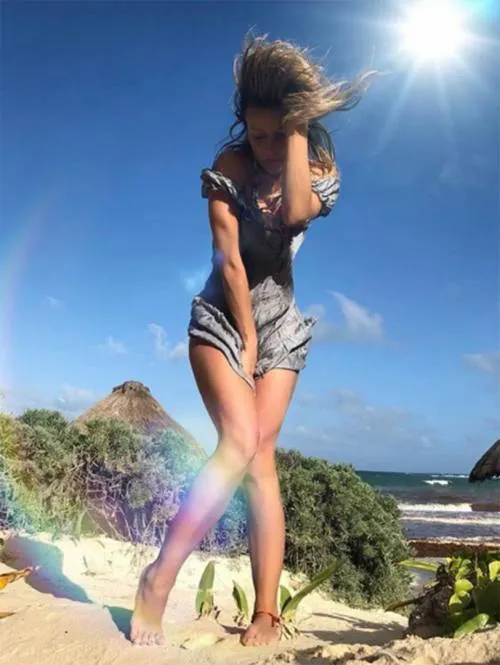 Fey no necesita bikini con esas piernas de infarto