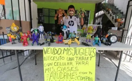 Niño vende sus juguetes para poder seguir estudiando