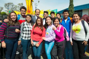 Alfonso Esparza y universitarios BUAP celebran la fraternidad
