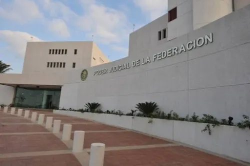 VIDEO: Se reportan afectaciones en las escaleras del edificio del Poder Judicial de la Federación
