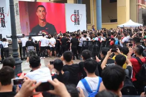 Cristiano Ronaldo sorprende a los visitantes de la Ciudad Prohibida