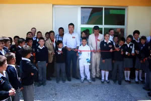 Néstor Camarillo entrega comedor escolar en Manjarrez