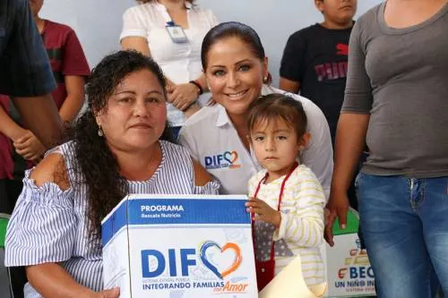 Dinorah López de Gali entrega apoyos a las familias de Zacapala