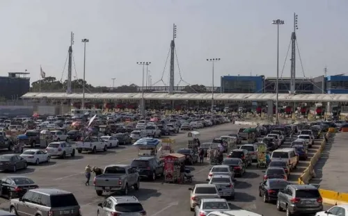 Puentes y garitas en Nuevo Laredo se “desbordan” por llegada de paisanos