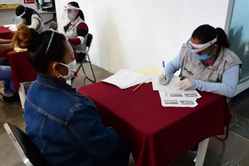 SEGOM entrega en tiempo récord apoyos a comerciantes y artesanos de mercados temporales