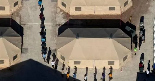 Debe EU liberar a dos mil niños migrantes detenidos en desierto