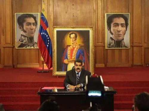 Maduro activa defensa aérea tras ataque de helicóptero