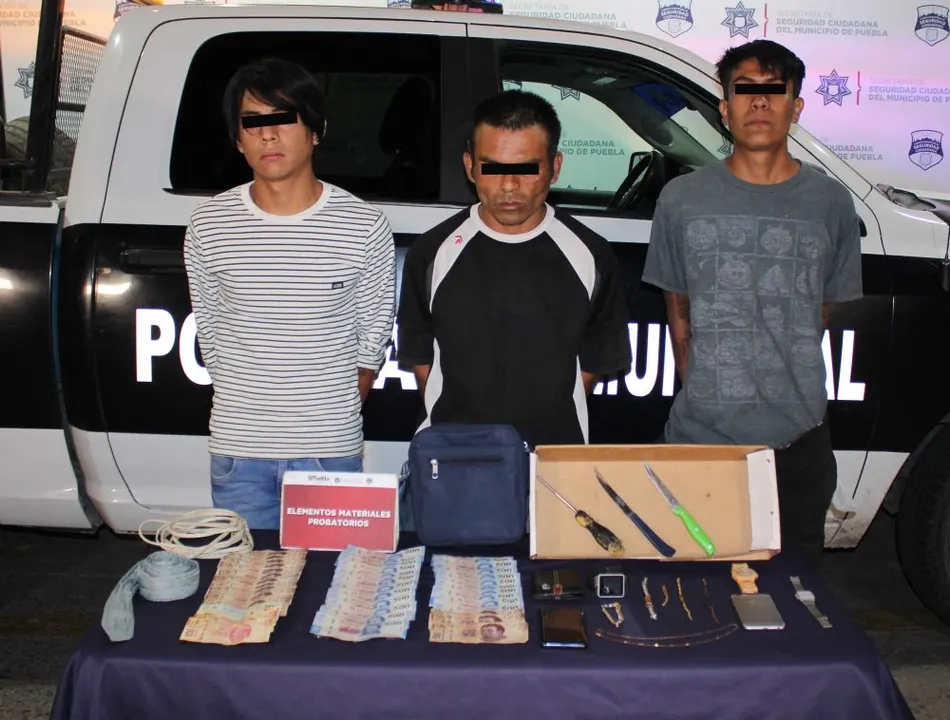 Detuvo policía municipal de Puebla a tres hombres por robo a casa habitación