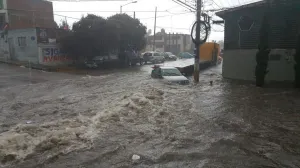 Inundaciones y autos arrastrados, provoca tromba en Puebla