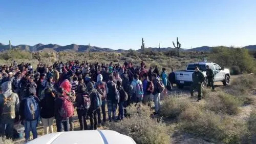 Detienen a 325 migrantes centroamericanos en frontera Arizona-México