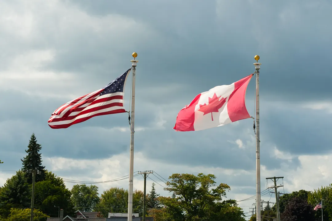Estados Unidos bloquea importaciones de alcohol, lácteos y motocicletas de Canadá