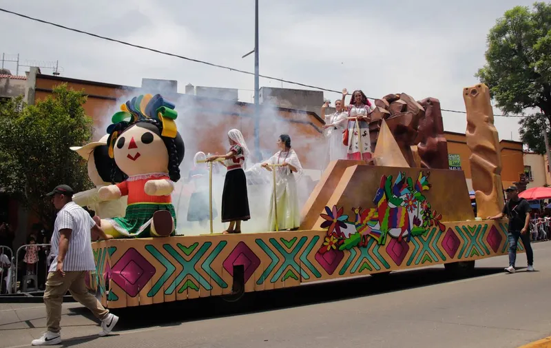desfile-del-5-de-mayo-carros-alegoricos