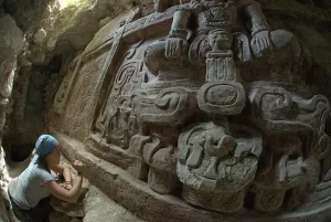 Descubren impresionante muro Maya en Petén, Guatemala