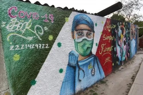 Mural refleja trabajo de médicos contra el coronavirus