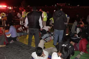 Volcadura de un Bicentenario hiere a 60 y mata a una persona
