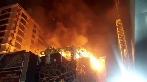 Mueren 14 personas en India por incendio en centro comercial