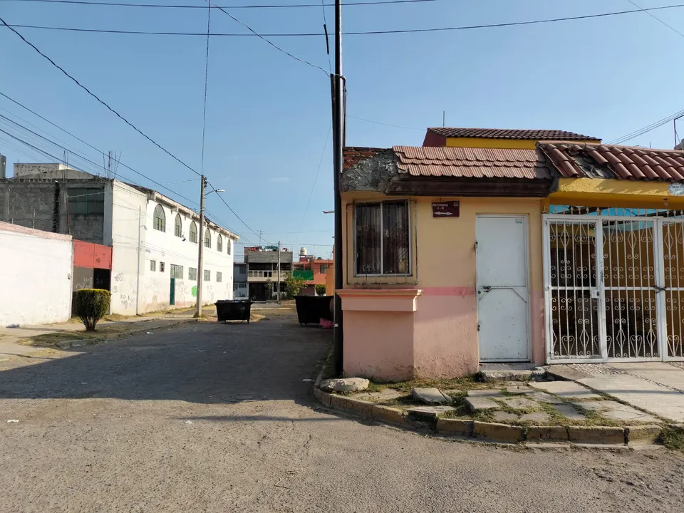 Construcción sobre la banqueta