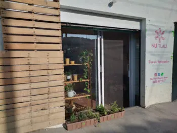 Floreria NU TLALI en Puebla ofrece un paquete de rosas a cambio de un bote de ceniza de 19 litros