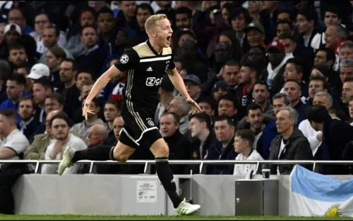 Ajax saca valiosa victoria en su visita al Tottenham en Champions