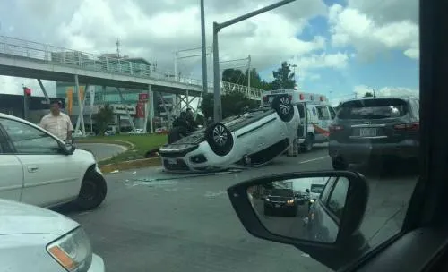 Video: Conductora choca y después se vuelca en la Vía Atlixcáyotl