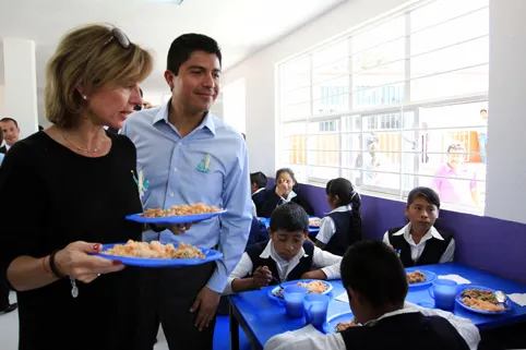 Eduardo Rivera entrega desayunadores dignificados en puntos de la ciudad