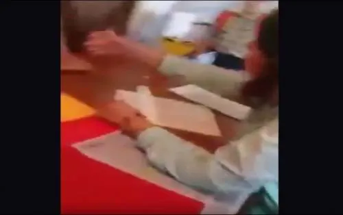 Exhiben a maestra en redes por ”vender” libros de texto gratuito