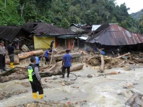 Al menos 22 muertos y 15 desaparecidos en Indonesia por lluvias