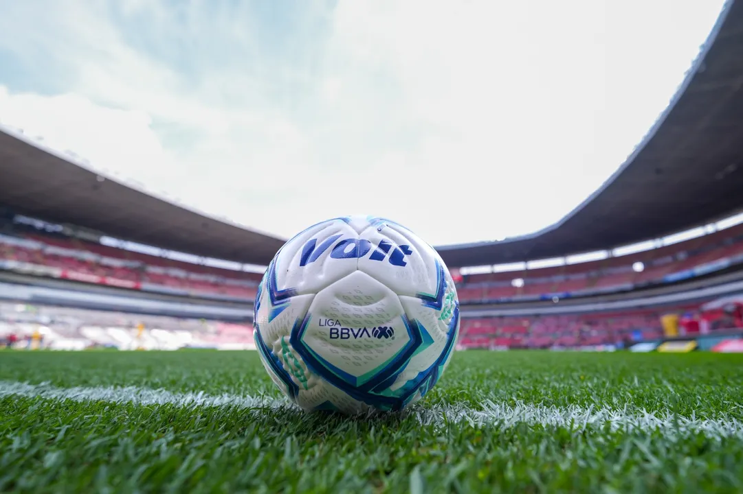 Balón en una cancha de Liga MX