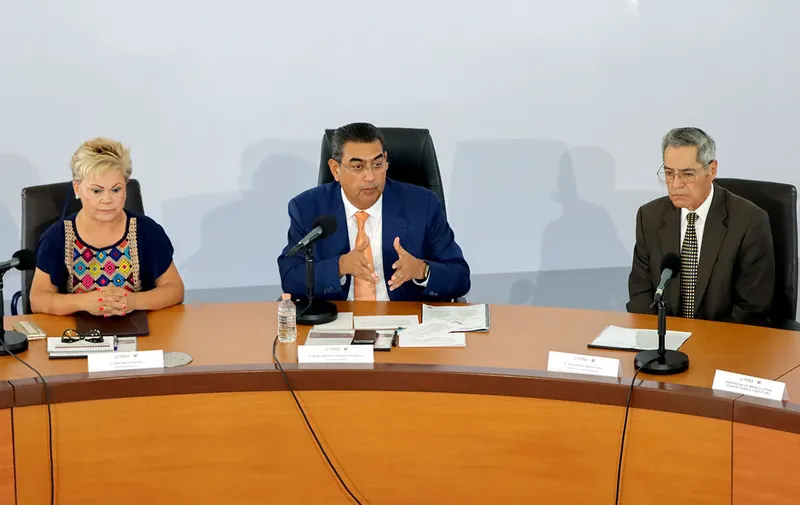 Isabel Merlo Talavera, secretaria estatal de Educación; Sergio Salomón Céspedes Peregrina, gobernador del estado de Puebla, y Juan Antonio Badillo Torre, subsecretario de Educación Superior en Puebla. Foto: Anel Esgua / EsImagen